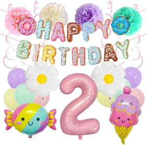 Dettaglio banner compleanno a forma di ciambella con palloncini gelato e margherita