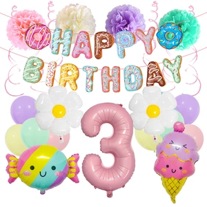 Dettaglio kit festa donut 3 anni con palloncini macaron e decori floreali