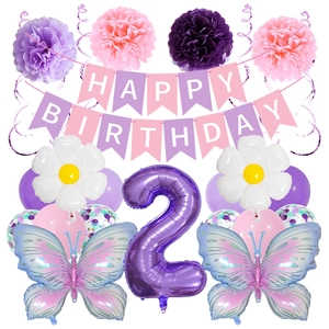 Set decorativo 2° compleanno con fiori di carta, palloncini a farfalla e striscione