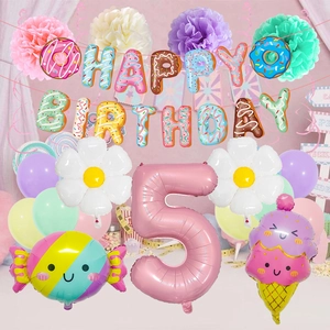Set festa ciambella con banner di compleanno, palloncino numero 5 e margherite