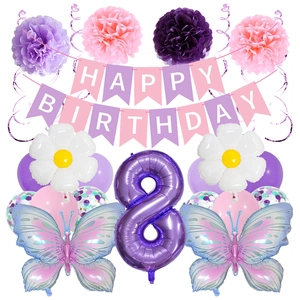 Dettaglio del set per l'ottavo compleanno con palloncini a farfalla viola e margherite