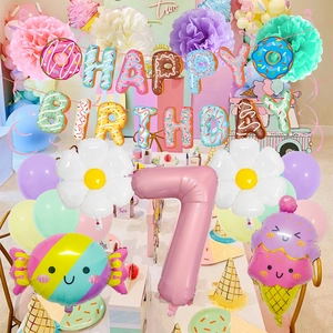 Dettaglio del set festa macaron con striscione Happy Birthday e palloncini donut