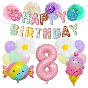 Set decorativo compleanno donut pastello con palloncini gelato e sfere di carta