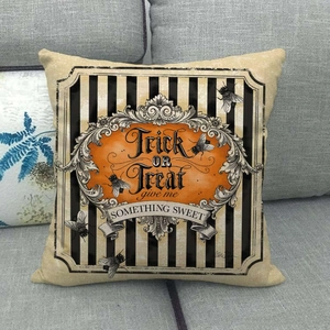 Detail van linnen Halloween kussensloop met Trick or Treat print op grijze stoffen bank