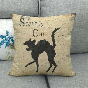 Detail van Scaredy Cat print op linnen kussensloop voor Halloween decoratie