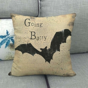 Vintage Halloween linnen kussensloop met zwarte vleermuis en Going Batty print op bank