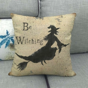 Detail van linnen Halloween kussen met zwart heksensilhouet en de tekst Be Witching