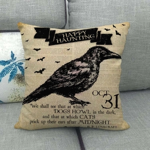 Detailopname van Halloween linnen kussensloop met zwarte raaf en vleermuis print