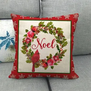 Dettaglio del copricuscino in lino con uccello cardinale e stampa della corona Noel