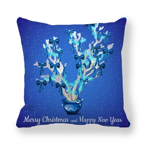 Détail de la taie d'oreiller bleu marine avec arbre de corail et texte de Noël