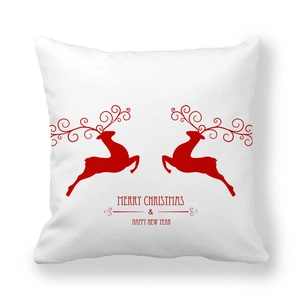 Détail de la taie d'oreiller en peau de pêche avec rennes rouges et vœux de Noël
