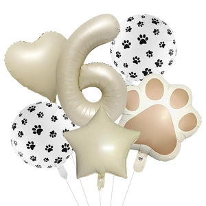 Détail de ballons patte de chien crème avec chiffre six et empreintes pour décoration