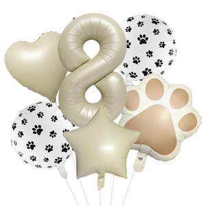 Détail du lot de ballons en aluminium patte de chien crème avec grand chiffre 8
