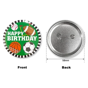 Detalle frontal y trasero de una chapa de cumpleaños de deportes 58mm de hojalata con imperdible