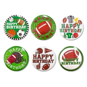 Set de 6 insignias de cumpleaños con temas deportivos de fútbol y baloncesto en plano