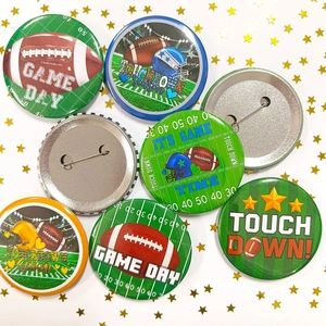Detalle frontal y posterior de chapas de hojalata de 58 mm con motivos de fútbol americano