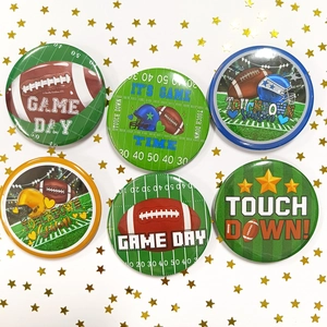 Pack de 6 insignias de fútbol americano de 58mm con diseños de césped verde y casco