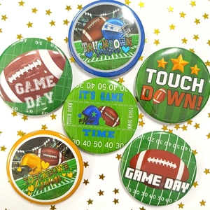 Detalle de chapas de hojalata de fútbol americano con motivos de Game Day y Touchdown