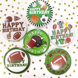 Detalle de 6 chapas de cumpleaños deportivas con motivos de fútbol y trofeo en fondo blanco