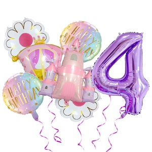 Détail du kit de ballons château rose et carrosse avec numéro quatre violet pour anniversaire