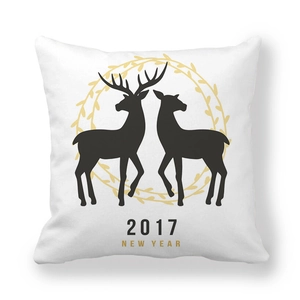 Dettaglio della silhouette del cervo di Natale e ghirlanda d'oro su federa bianca liscia