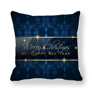 Nahaufnahme von tiefblauem Weihnachtskissenbezug mit goldenem Muster und festlichem Text