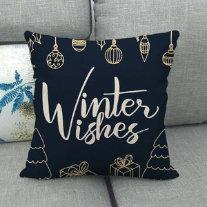 Détail du texte Winter Wishes et motifs festifs dorés sur housse de coussin en lin