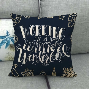 Détail de housse de coussin de Noël en lin avec imprimé Working in a Winter Wonderland