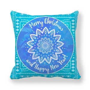 Detail der blauen Pfirsichhaut-Kissenhülle mit weißer Mandala-Schneeflocke für Weihnachten
