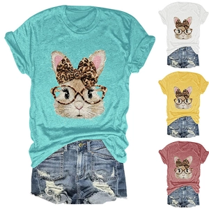 Detailansicht der Farbvarianten für Baumwoll-T-Shirt mit Hasenmotiv und Leoparden-Schleife