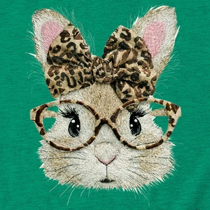 Detailansicht Hasen-Aufdruck mit Leoparden-Schleife und Brille auf grünem Stoff
