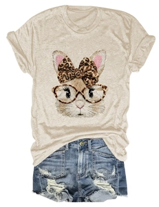 Detaillierte Flachbildaufnahme vom Hafer-T-Shirt mit Hasenprint und Jeans-Shorts Set