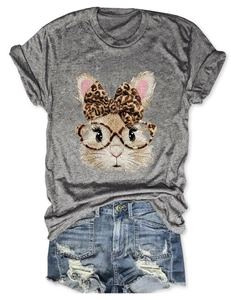Detail von grauem T-Shirt mit Leoparden-Hasen-Print und destroyed Jeans-Shorts für Damen
