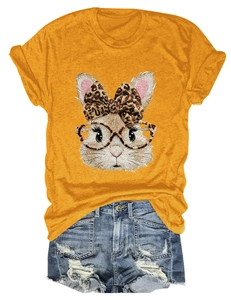 Detailansicht eines gelben T-Shirts mit Leoparden-Brillen-Hasenmotiv und Rundhalsausschnitt