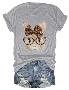 Detail von grauem T-Shirt mit Hasenprint und Distressed-Denim-Shorts mit Fransenrand