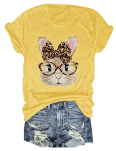 Detailansicht eines gelben Baumwoll-T-Shirts mit Hasenprint, Leoparden-Schleife und Rundhals