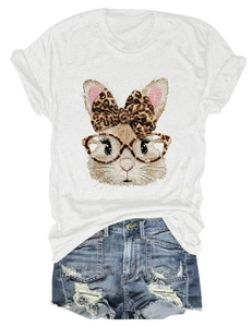 Detail eines weißen Baumwoll-T-Shirts mit Hasen-Print und Leoparden-Schleife sowie Denim-Shorts