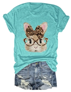 Türkises T-Shirt mit Hasen-Print und Leoparden-Schleife sowie zerrissene Denim-Shorts
