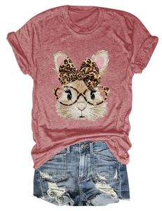 Detail eines roten T-Shirts mit Cartoon-Hasen mit Leopardenmuster-Schleife und Brille