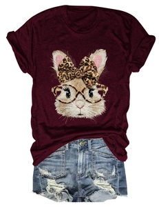 Detail eines burgunderfarbenen T-Shirts mit Hasen-Print, Leoparden-Schleife und Brille