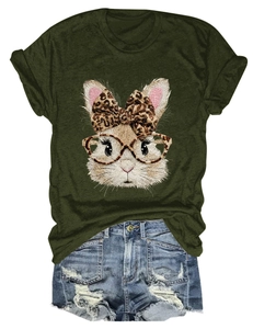 Detail von Kaninchen-Print mit Leoparden-Schleife und Brille auf dunkelgrünem T-Shirt