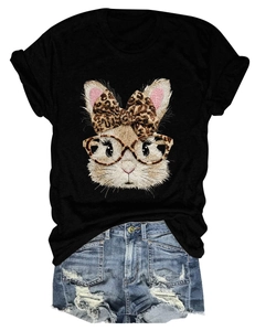 Detail des Comic-Hasen-Prints mit Leoparden-Schleife und Textur der Denim-Shorts