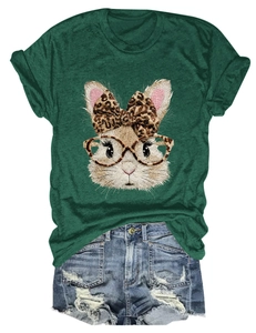 Detail des Hasen-Prints mit Leoparden-Schleife auf dunkelgrünem Baumwoll-T-Shirt