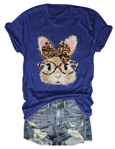 Detail eines dunkelblauen T-Shirts mit Hasenmotiv, Leoparden-Schleife und Brille