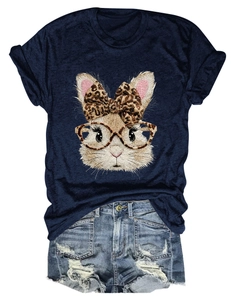 Flachbild von marineblauem T-Shirt mit Hasenprint und zerrissenen Denim-Shorts-Set