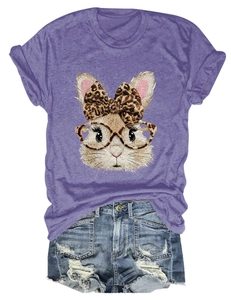 Detail von lila T-Shirt mit Hasen-Print und Distressed-Denim-Shorts mit Fransen