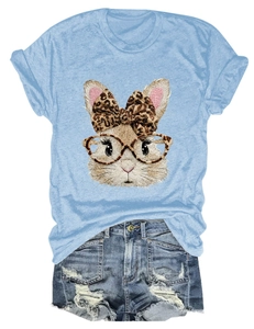 Detail eines hellblauen T-Shirts mit Cartoon-Hasen-Print, Leoparden-Brille und Schleife
