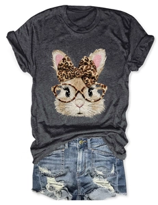 Detailansicht des dunkelgrauen Damen-T-Shirts mit Hasenmotiv und Leoparden-Schleife
