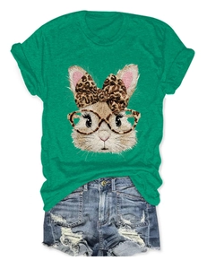 Detail von grünem Rundhals-T-Shirt mit Leoparden-Hasen-Print und zerrissenen Denim-Shorts