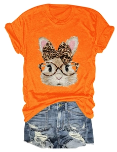 Detail von Hasen-Print mit Leoparden-Schleife und Brille auf orangefarbenem T-Shirt